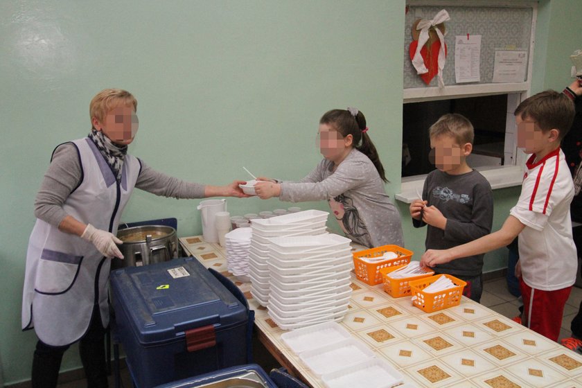 W szkole podstawowej w Gryficach biedniejsze dzieci jędzą z plastikowej zastawy. Stoją też w osobnej kolejce