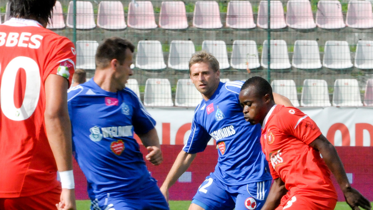 Widzew Łódź wygrał z Ruchem Chorzów 2:0 (1:0) w sobotnim meczu 2. kolejki T-Mobile Ekstraklasy. Skazywani na degradację gospodarze po dwóch spotkaniach mają na koncie komplet punktów.