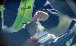 Lubelskie: wiózł dziecko na dachu auta; odpowie przed sądem