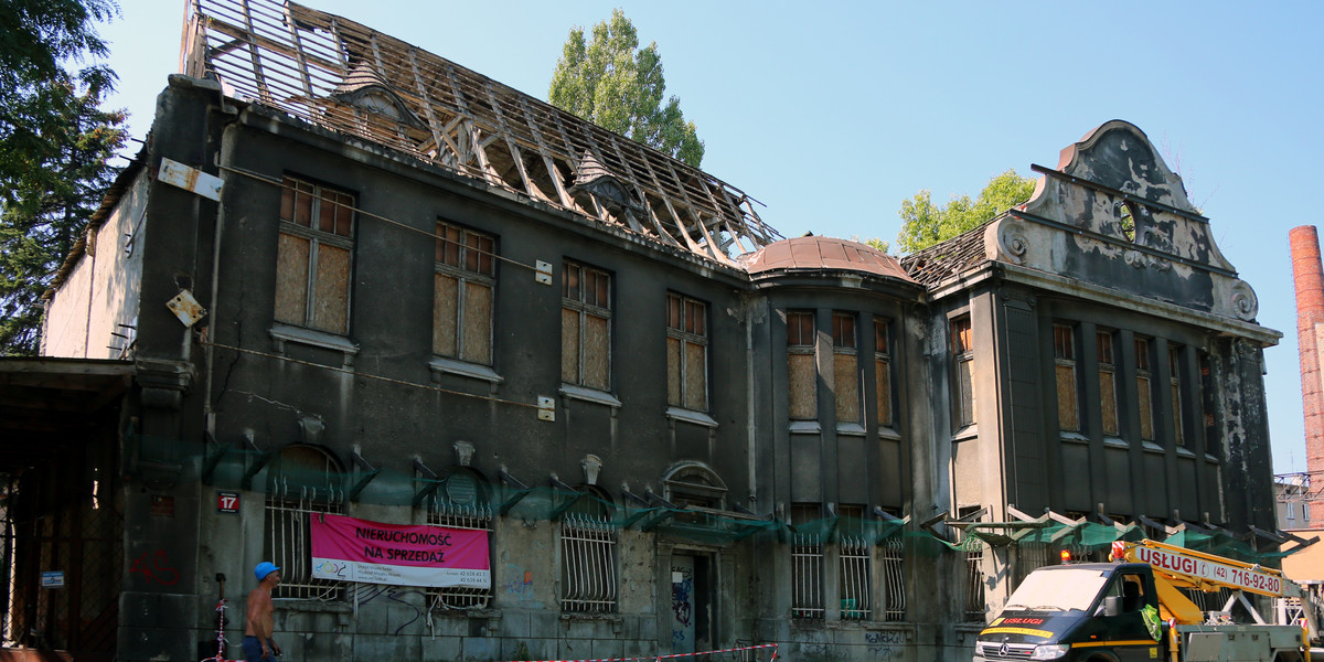 Szuflandia - rozbierają dach.