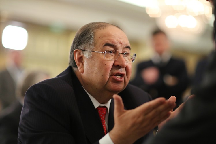 <b>1. Najbogatszym Rosjaninem jest Aliszer Usmanow. </b>Jego majątek 'Forbes' wycenił na 18,6 mld dolarów. Wśród najbogatszych ludzi na świecie zajmuje 40. miejsce.

Usmanow prowadzi interesy w różnych branżach takich jak metale szlachetne, żelazo, stal, gaz ziemny i kompanie medialne. Najważniejszy z nich to Metalloinvest, którego jest współwłaścicielem. W skład tego holdingu wchodzą firmy związane z wydobywaniem metali szlachetnych, produkcją stali, jej dystrybucją i wiele innych. Dzięki temu Usmanow jest w pierwszej dziesiątce ludzi na rosyjskim rynku stali. Usmanow jest też prezesem Gazprominvestingholdings, spółki, która przeprowadza trudne inwestycje i transakcje dla Gazpromu.