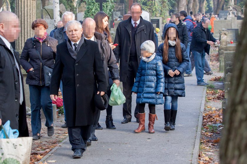 Kaczyński z Martą i jej córkami na Powązkach