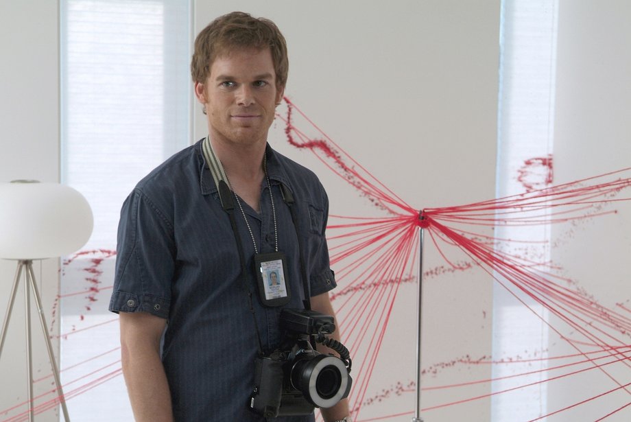 Kadr z serialu "Dexter". Na zdjęciu: Michael C. Hall jako Dexter Morgan, seryjny morderca pracujący w policji jako technik kryminalistyki