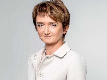<strong>48. Maria Wasiak, minister infrastruktury i rozwoju, pierwszy raz w rankingu</strong> 
<br></br>
Radca prawny specjalizująca się w prawie gospodarczym. Jako nowa szefowa superresortu infrastruktury i rozwoju podjęła się trudnego zadania zastąpienia powszechnie cenionej Elżbiety Bieńkowskiej. Urzędowanie rozpoczęła od medialnej afery wokół półmilionowej odprawy, która przysługiwała jej po odejściu z zarządu PKP (pod naciskiem premier zrezygnowała z pieniędzy). Ponieważ w rządzie zasiada dopiero od trzech miesięcy, jest zbyt wcześnie, by mówić o efektach jej pracy w ministerstwie. Za jej doraźny sukces należy uznać porozumienie z niemieckim rządem w sprawie czasowego zawieszenia stosowania przepisów o płacy minimalnej wobec polskich przewoźników.
<br></br>
EŚ<br></br>