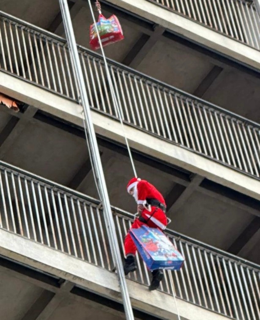 Pripadnici SAJ prerušeni u Deda mraza se spuštaju niz Institut za majku i dete 