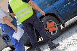 Straż miejska może blokować koła za niewłaściwe parkowanie