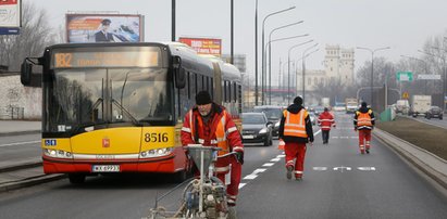 Malują buspasy na Wale Miedzeszyńskim