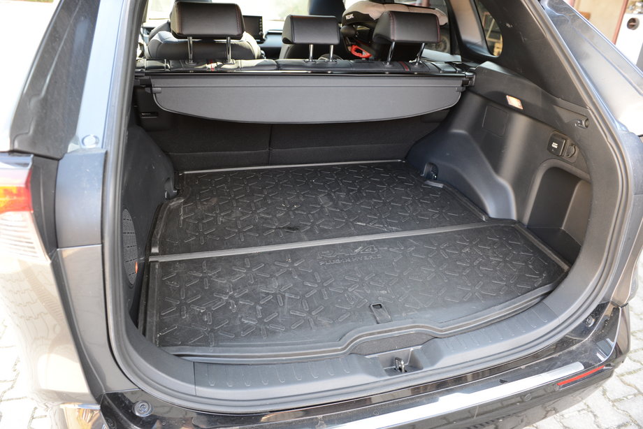 Toyota RAV4 Plug-in ma bagażnik o objętości 490 litrów. To wprawdzie o 90 litrów mniej niż w przypadku zwykłej hybrydy, ale w praktyce to wielkość co najmniej wystarczająca.