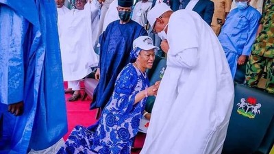Remi Tinubu kneels to greet Muhammadu Buhari [The Cable]