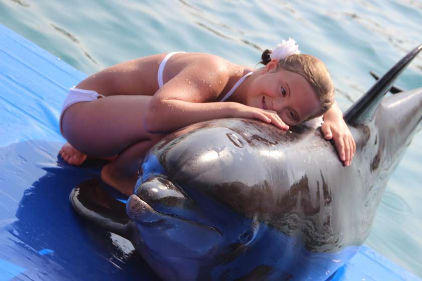 Marysia zbiera na delfinoterapię