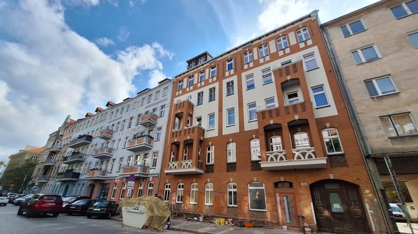 Daszyńskiego 41. Elewacja przyciąga uwagę kontrastem czerwonej cegły i jasnego tynku oraz bogatymi detalami wokół okien i balkonów. 