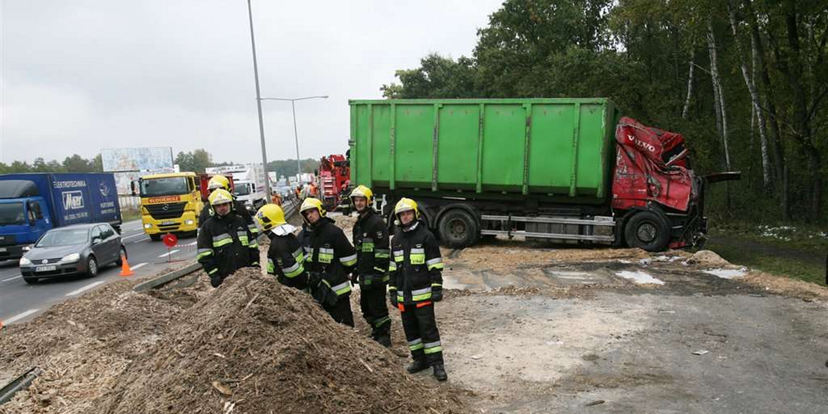 Ciężarówka wywróciła się na trasie katowickiej