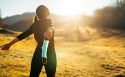 Od soboty nie trzeba nosić maseczek na otwartej przestrzeni. Jest jeden warunek