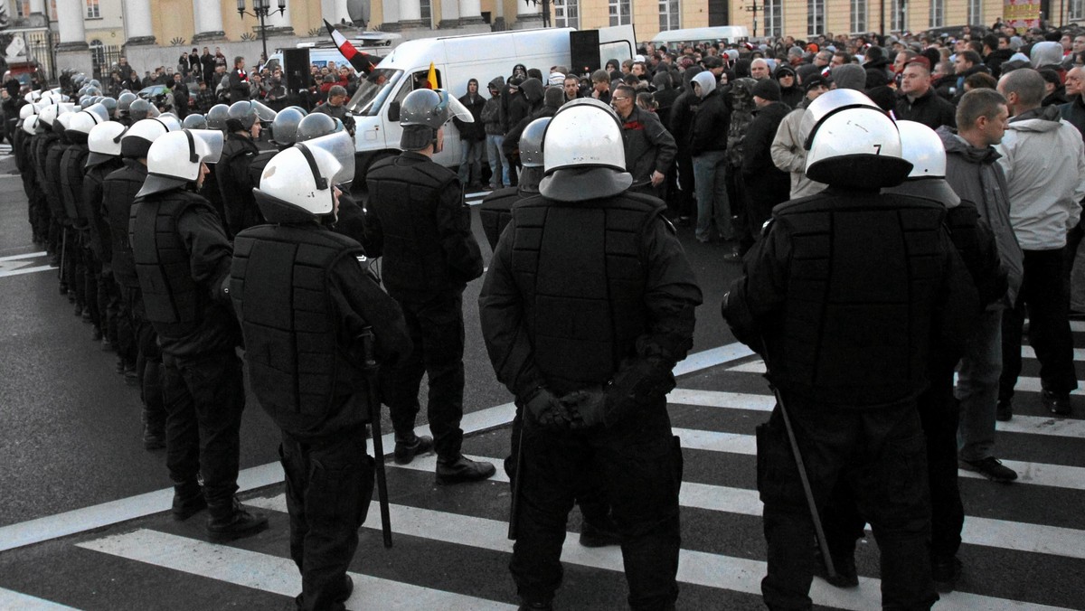 Dziś weszła w życie ustawa o środkach przymusu bezpośredniego. Zgodnie z nią, gdyby siły policji okazały się niewystarczające, "możliwe będzie użycie wojska do zapewnienia bezpieczeństwa publicznego" - czytamy na stronie internetowej sejm.gov.pl.