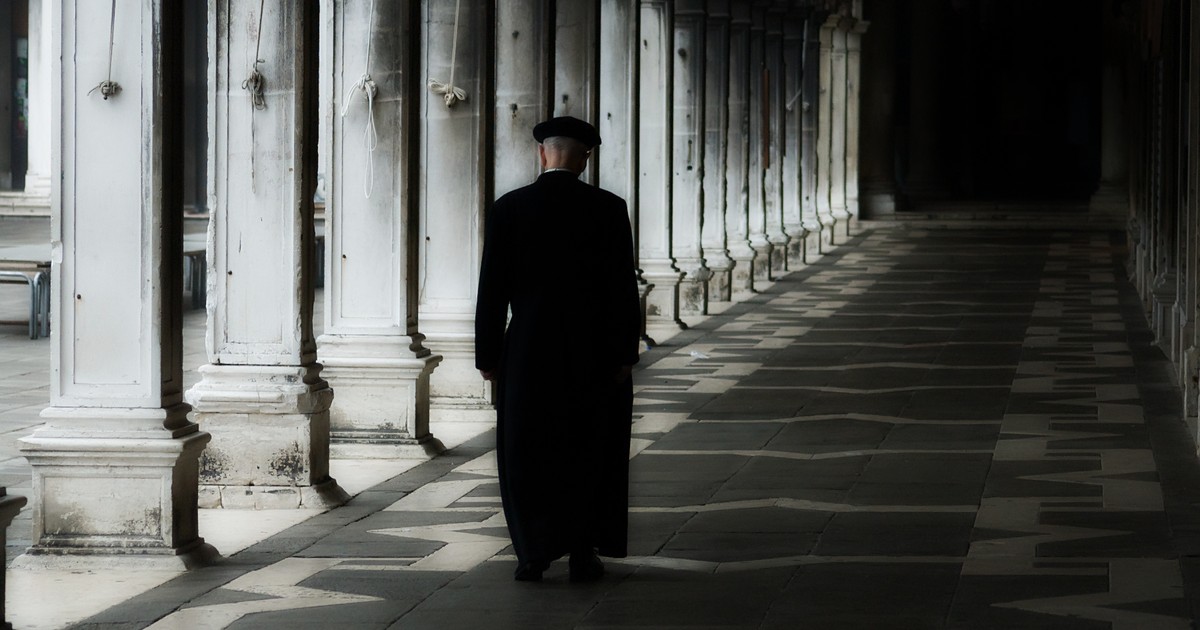 Mroczne tajemnice domów księży emerytów. "Połowa to bardzo młodzi księża"