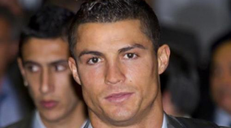 Adományozz, és Ronaldo levágatja a te hajadat is!