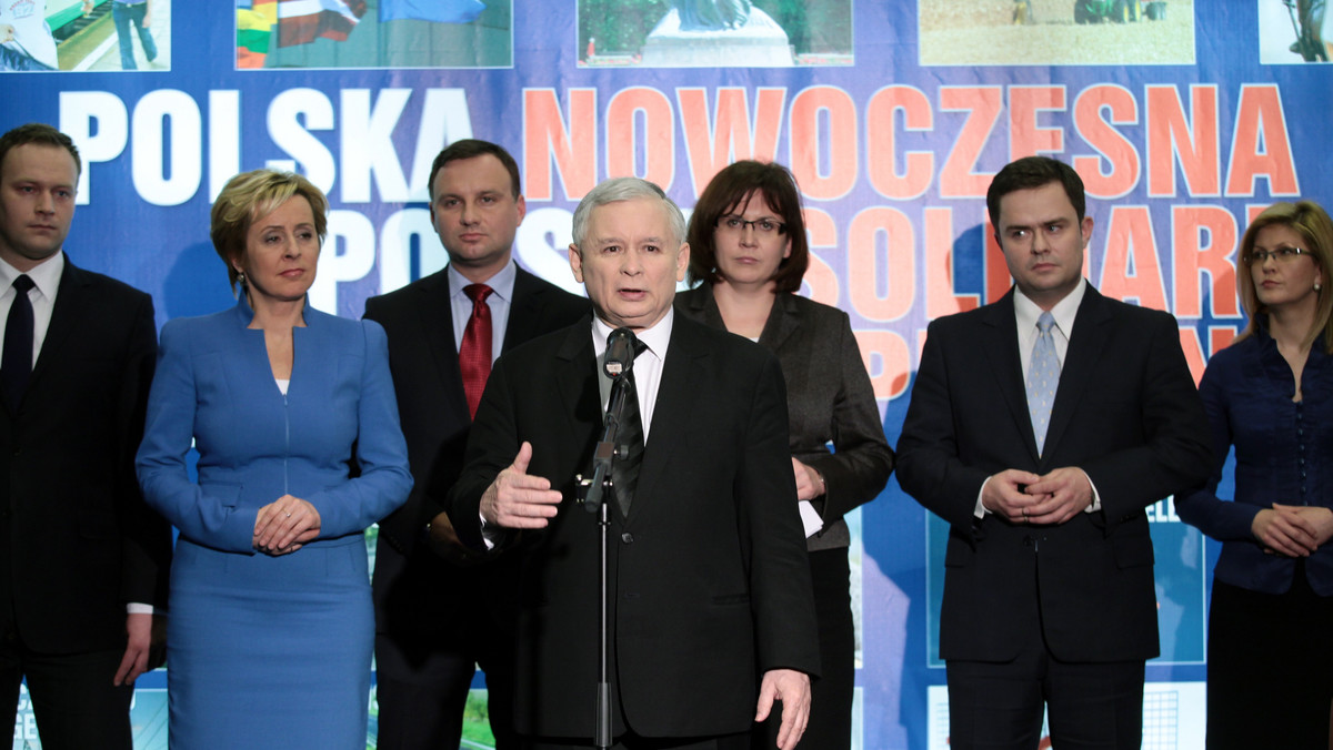 - Kaczyński zabiera się za podpalanie Polski, już raz próbował, przy okazji katastrofy smoleńskiej - mówił na antenie TVN 24 w programie "Kropka nad i" Stefan Niesiołowski (PO). - Ci ludzie dokonali zamachu na demokrację, próbowali ją ograniczyć, nadużyli władzy. Według mojej wstępnej wiedzy ten wniosek należy podpisać i wyeliminować tych szkodników Kaczyńskiego i Ziobrę - mówił poseł o wniosku PO o postawienie liderów PiS i SP przed Trybunałem Stanu.