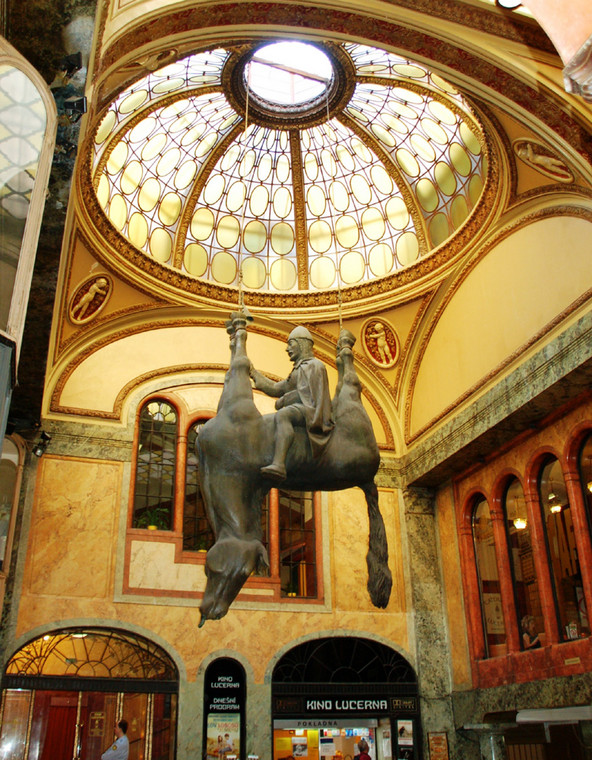 Praga, Koń - rzeźba Davida Cernego w pałacu Lucerna