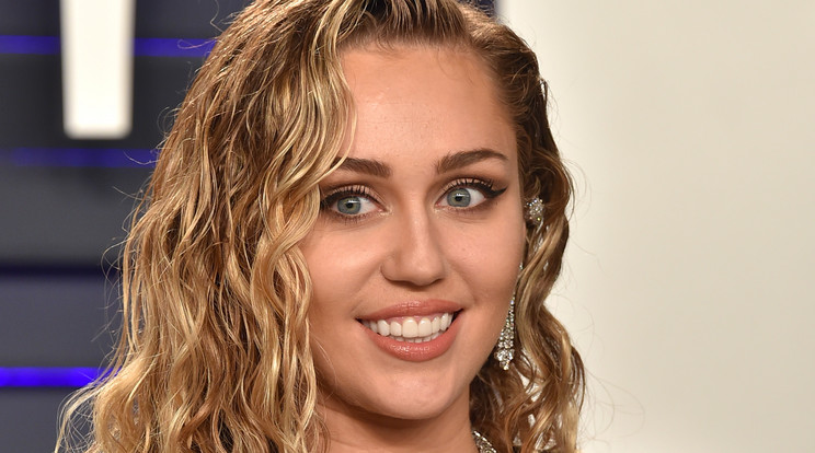 Miley Cyrus szexi szerelésben pózolt a kamerának pasijával /Fotó: Northfoto