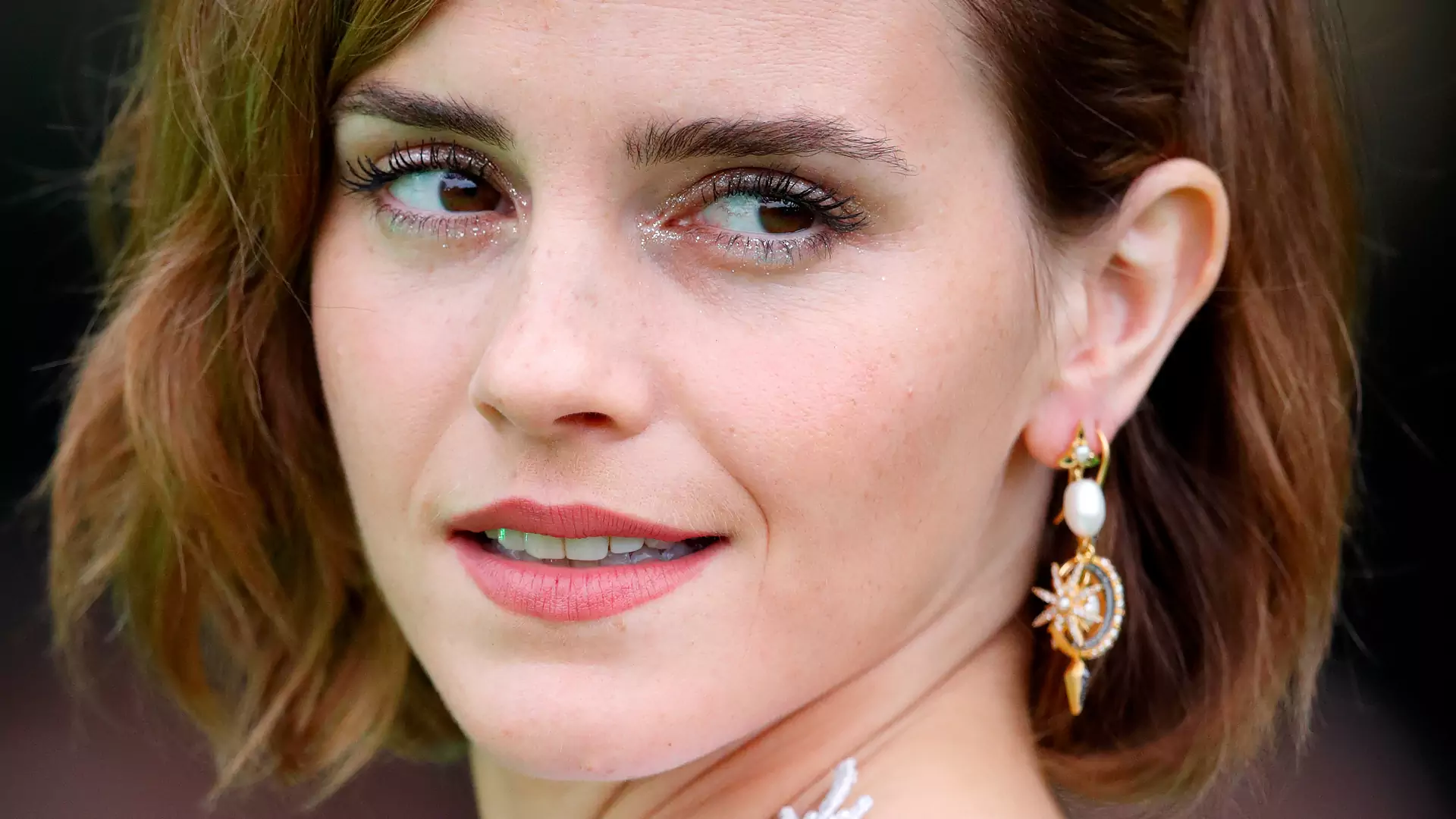 Emma Watson przeszła oszałamiającą metamorfozę. Poznajecie ją?