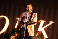 Arctic Monkeys przedstawia koncertową "Arabellę"