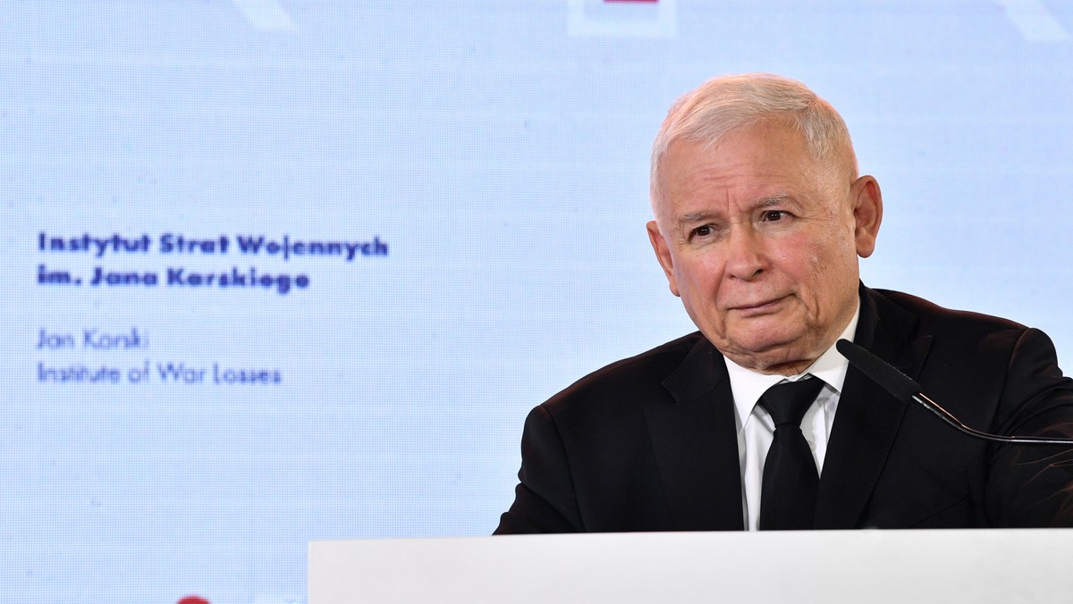 Prezes Prawa i Sprawiedliwości Jarosław Kaczyński podczas prezentacji raportu o stratach poniesionych przez Polskę w wyniku agresji i okupacji niemieckiej w czasie II wojny światowej.