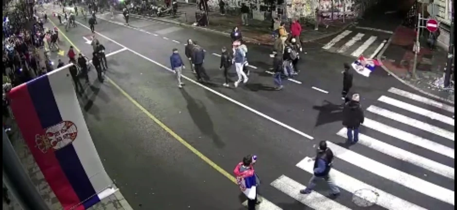 Momenat kada se stampedo desio, nekolicina okupljenih mirno stoji i gleda šta se desilo u Ulici Dragoslava Jovanovića