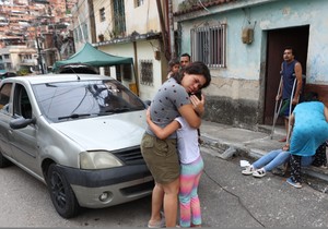 Žena grli dete nakon zemljotresa u Karakasu, Venecuela, sreda, 24. jun 2026.