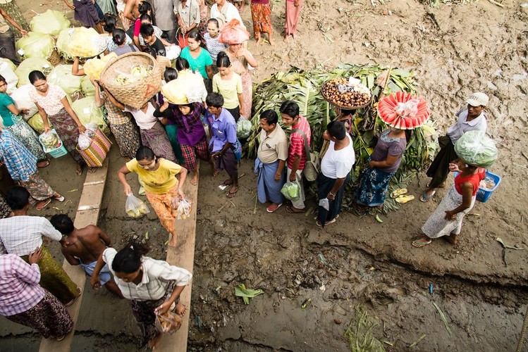 Przystanek w drodze promem do Bagan, Birma; fot. T. Bogusz / Pirania na kolację