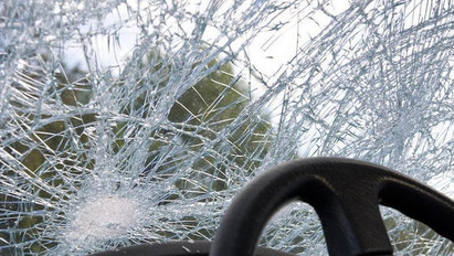 Súlyos baleset a 102-es úton: frontálisan ütközött két autó