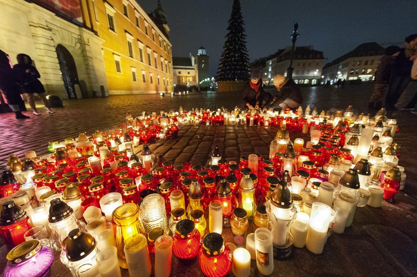 Polacy oddają hołd tragicznie zmarłemu prezydentowi. Poruszające zdjęcia