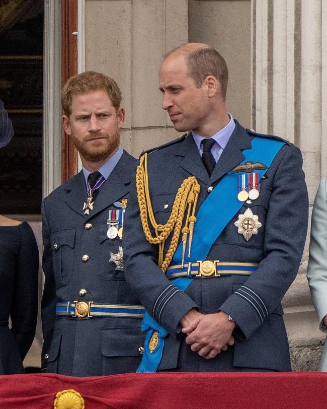 Harry i William na balkonie Pałacu Buckingham podczas przelotu z okazji 100. rocznicy Królewskich Sił Powietrznych w Londynie Camera Press/richard gillard