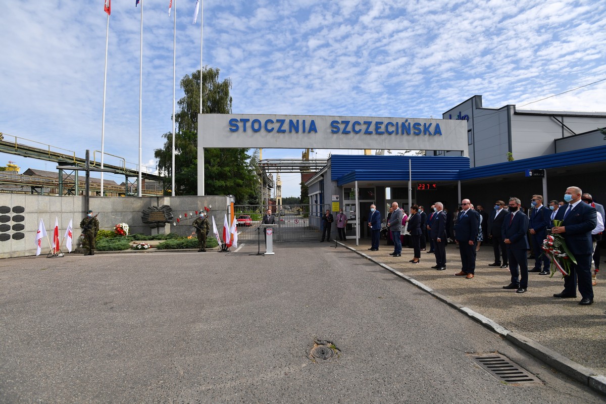 Szczecin, 30.08.2020. Uroczystości przed bramą Stoczni Szczecińskiej w ramach obchodów 40. rocznicy podpisania w Szczecinie Porozumień Sierpniowych, 30 bm. (mr) PAP/Marcin Bielecki