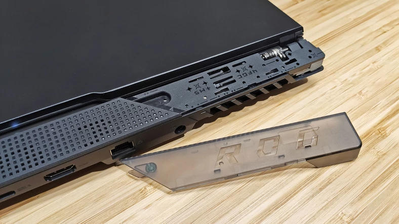 Asus ROG Strix SCAR 17 (G733QS) – wymienny panel