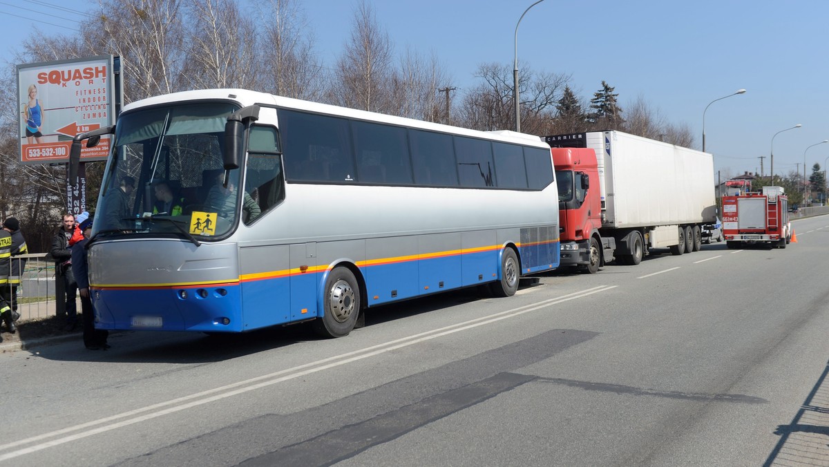 W Ożarowie Mazowieckim, kilkanaście kilometrów od Warszawy, doszło do zderzenia samochodu ciężarowego z autokarem, przewożącym dzieci. Poszkodowanych jest pięcioro dzieci - informuje stacja TVN24.