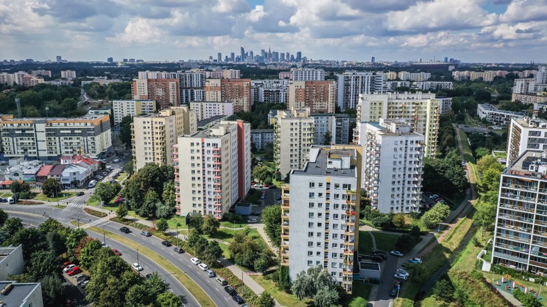 Bloki na warszawskim Gocławiu. Miliony urodzonych w latach 70. i 80. Polaków wychowało się na zbudowanych w tym okresie osiedlach bloków z wielkiej płyty.