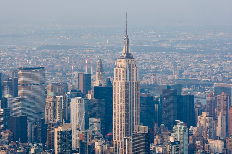 Manhattan w Nowym Jorku miejscem o najwyższym zagęszczeniu drapaczy chmur na świecie. W środku Empire State Builiding.