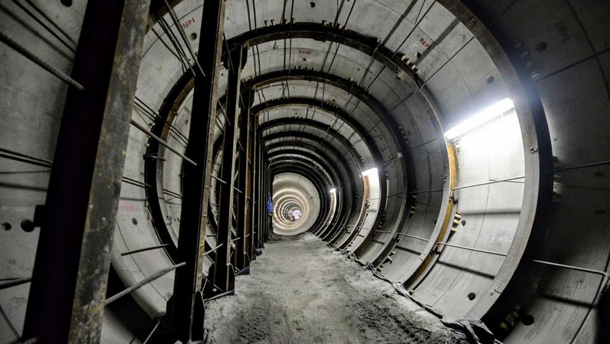 Tarcza TBM Krystyna zakończyła drążenie tunelu między stacjami Księcia Janusza a Młynowem. Wciąż pracuje druga, Maria.
