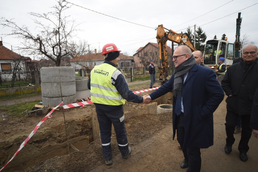 Goran Vesić pozdravlja radnika