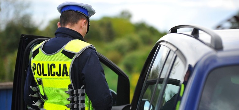 Policjant zajrzy do auta. Nie masz tych rzeczy? Nie odjedziesz bez mandatu