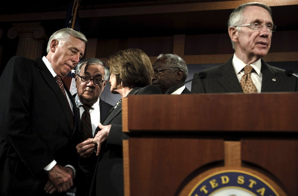 Senator demkratyczny z Newady Harry Reid zapowiada na konferencji w Waszyngtonie rozpatrzenie pomocy dla Wielkiej Trójki w grudniu. Fot. Bloomberg