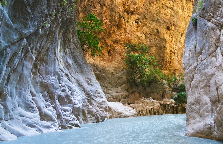 Wąwóz Saklikent. Położony w górach Taurus. Został wydrążony przez rzekę Ešen. Ma wysokość około 300 metrów i jest długi na 18 kilometrów.