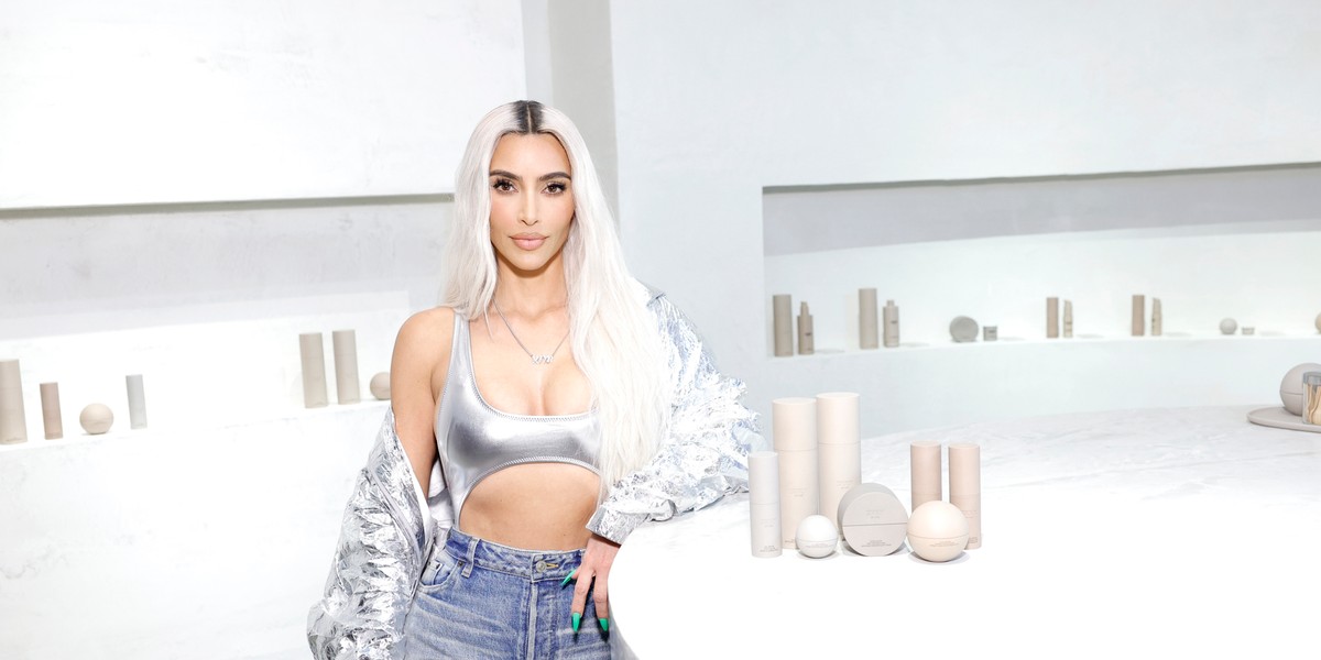 Kim Kardashian podczas promocji SKKN by KIM w Westfield Century City Mall, 16 listopada 2022 r., Century City w Kalifornii.