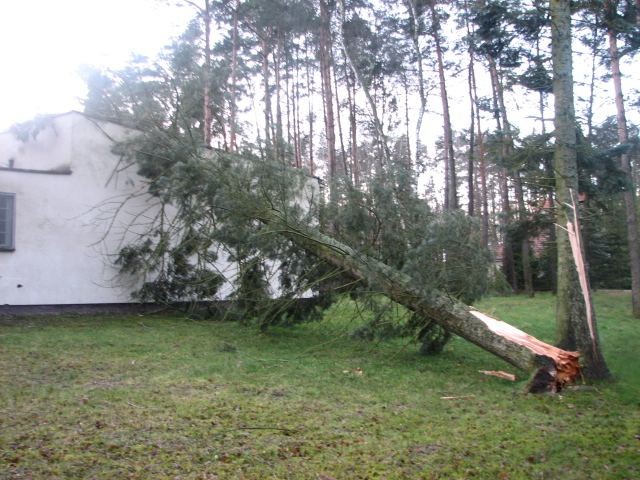 Uszkodzony budynek apteki szpitalnej a Szpitalu specjalistycznym w Prabutach (pomorskie)