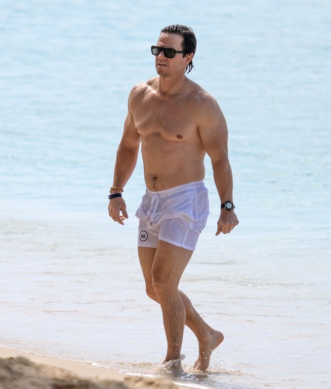 Mark Volberg pokazao isklesano telo na plaži