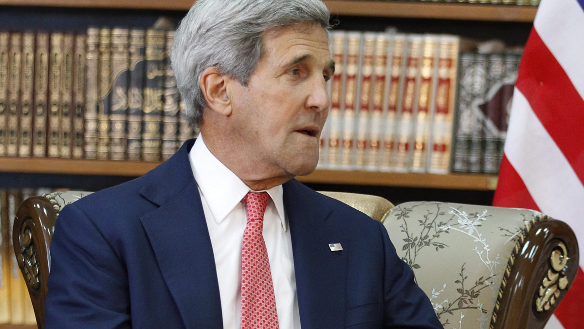 Amerykański sekretarz stanu John Kerry, który niespodziewanie odwiedził Bagdad, zapowiedział, że strategia USA w walce przeciwko Państwu Islamskiemu będzie miała "globalny i szeroki" charakter. Obejmie też "restrukturyzację armii irackiej".