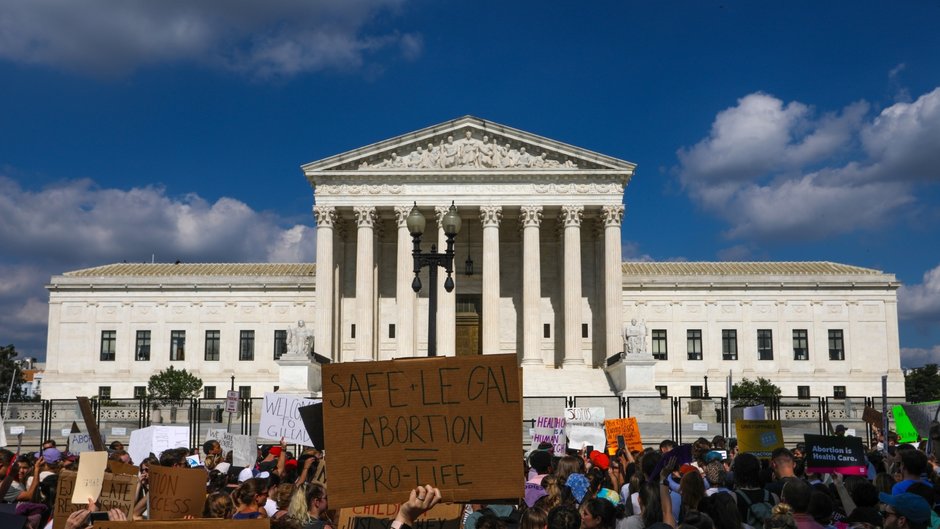 Demonstracja pod Sądem Najwyższym USA w Waszyngtonie przeciwko decyzji w sprawie legalności aborcji, 24 czerwca 2022 r. 