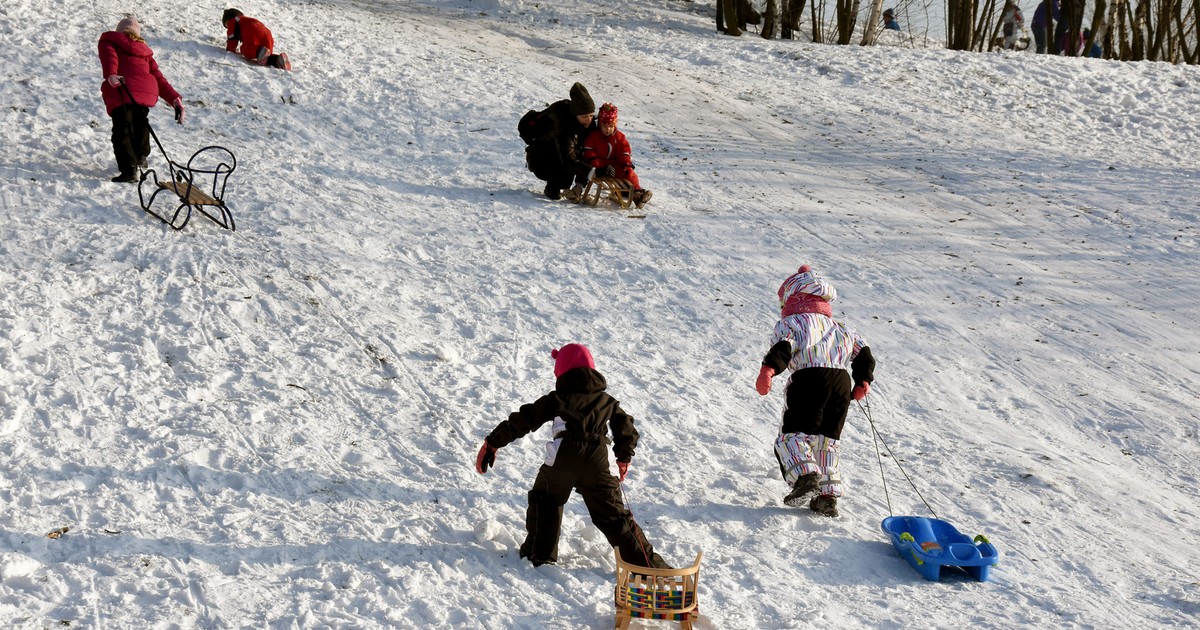 "Nie ma dzieci, nie ma sanek". Śnieg spadł, ferie ruszają, a sprzedaż… stoi