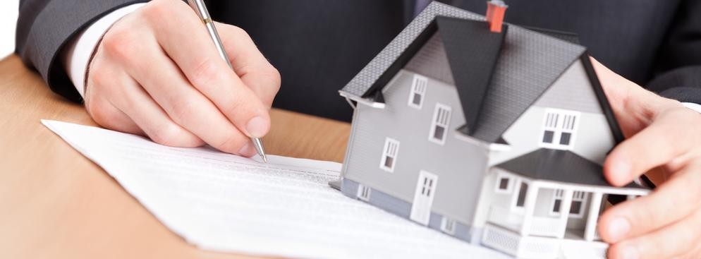 <strong>Zarzuty UOKiK</strong><br /><br />

Wykryte naruszenia dotyczące wzorców umownych polegały na wykorzystywaniu postanowień sprzecznych z przepisami prawa, stosowaniu tzw. klauzul abuzywnych, czyli postanowień, które w sposób rażący naruszają interesy konsumentów, kształtując ich prawa i obowiązki w sposób sprzeczny z dobrymi obyczajami, jak również postanowień tożsamych z klauzulami abuzywnymi wpisanymi do rejestru - stwierdził UOKiK.<br /><br />