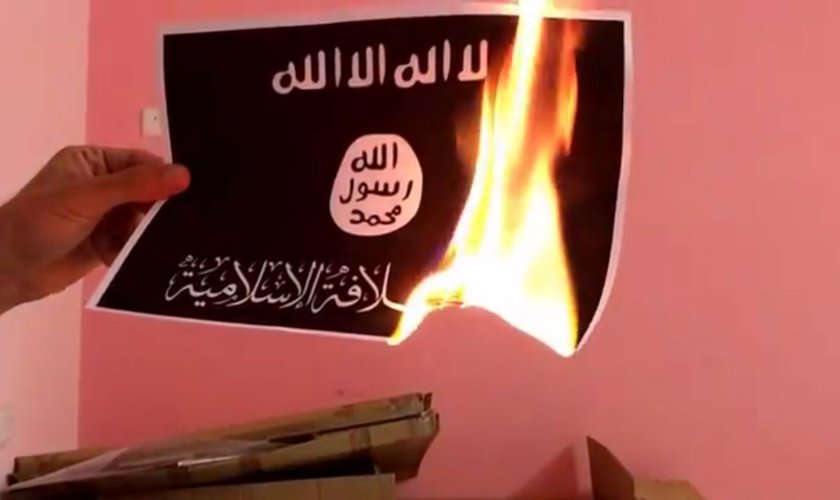 Arabska wersja Ice Bucket Challenge: spal flagę ISIS